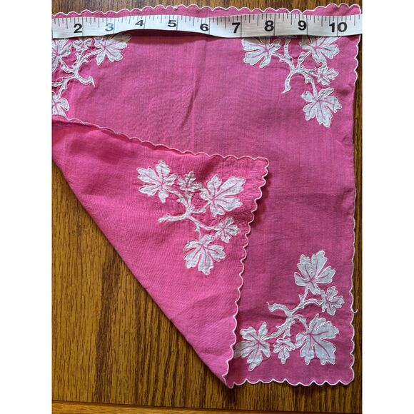 vintage pink linen handkerchief W/ white embroidered leaf appliques - Picture 2 of 3